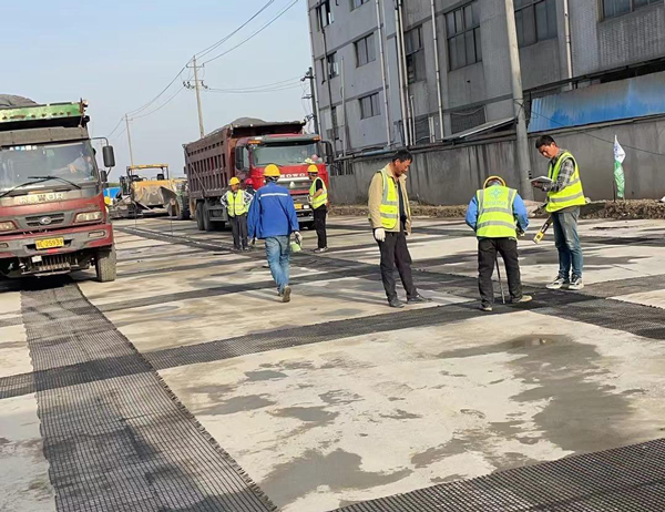 伊通老材料的新故事：玻璃纤维土工格栅如何在‘白改黑’浪潮中重获新生？